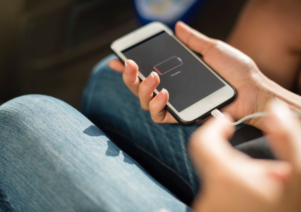 Battery That Outlasts the Day (image credits: pixabay)
