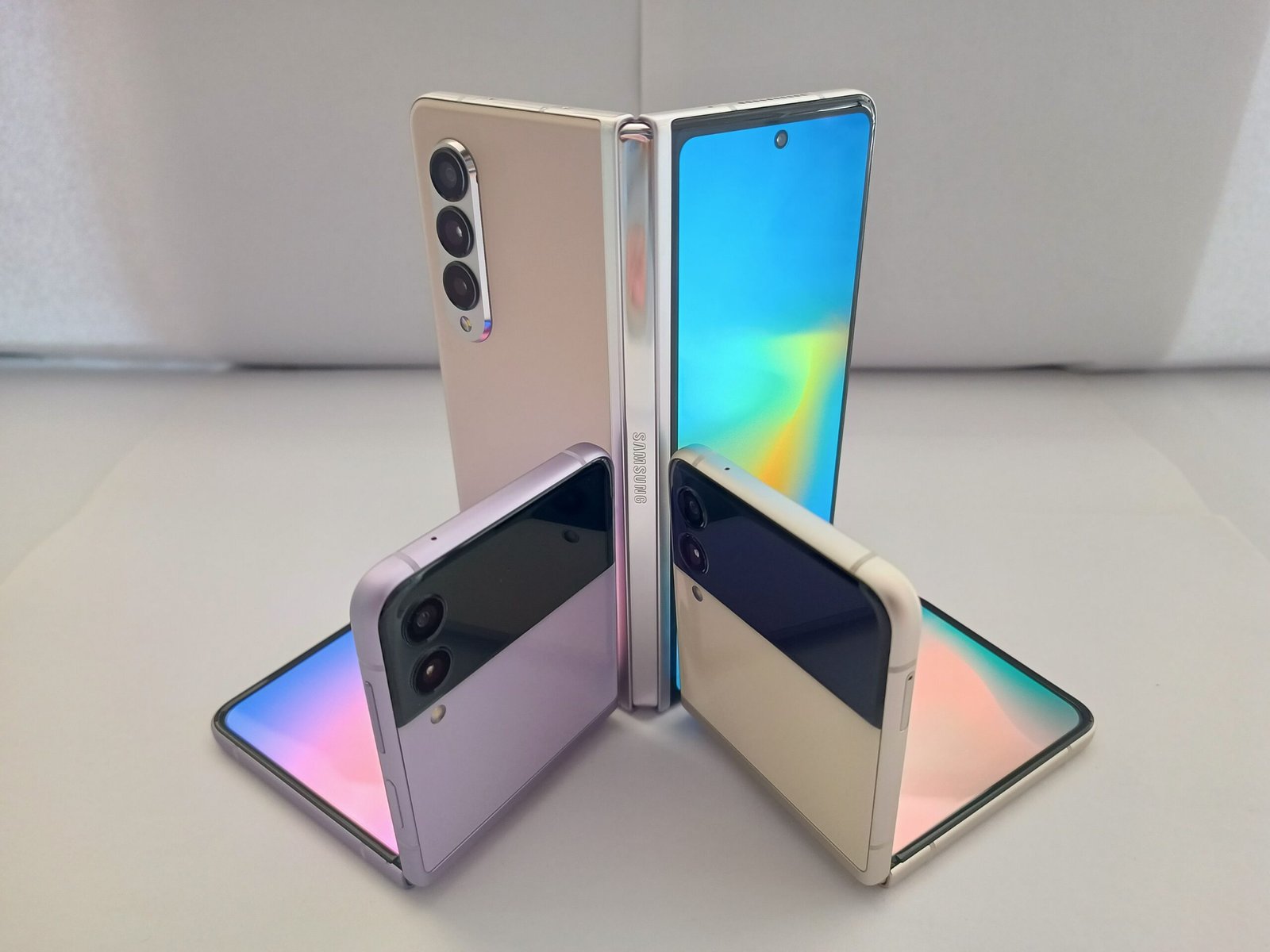 Flexibility That Rigid Phones Can’t Match (image credits: wikimedia)
